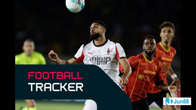 Cầu thủ của Al Duhail chuyền bóng với sự tập trung cao trong trận đấu Al Duhail vs Al Kharitiyath Cầu thủ của Al Duhail chuyền bóng với sự tập trung cao trong trận đấu Al Duhail vs Al…