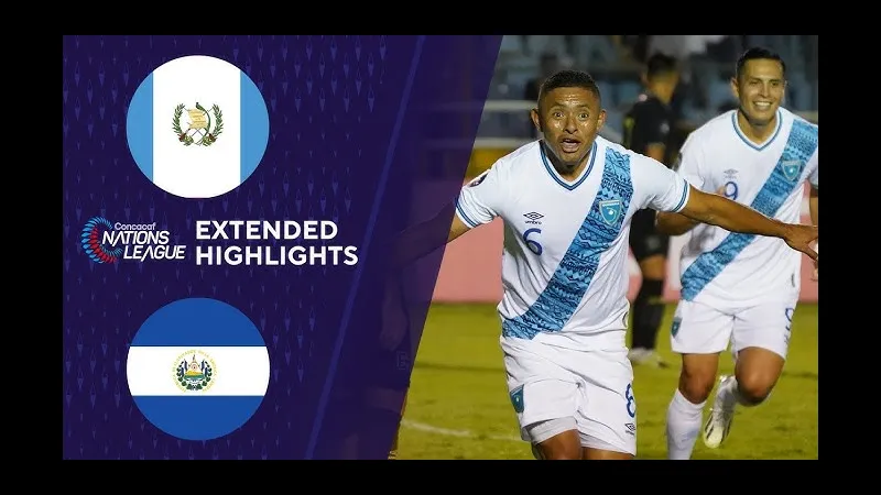 Cầu thủ El Salvador với quả đá chính xác vào lưới Guatemala Cầu thủ El Salvador với quả đá chính xác vào lưới Guatemala