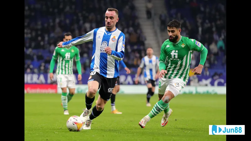 Cầu thủ Espanyol đang vượt qua cầu thủ Real Betis để tiến vào vùng cấm đối phương Cầu thủ Espanyol đang vượt qua cầu thủ Real Betis để tiến vào vùng cấm đối phương