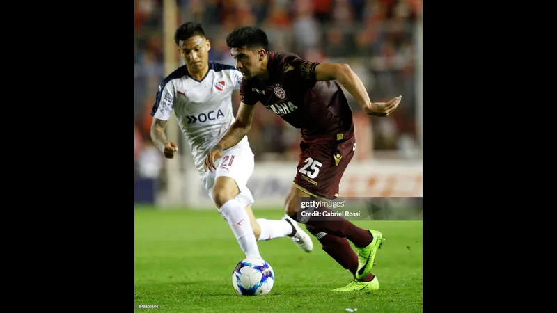 Cầu thủ Independiente dùng kỹ thuật đi bóng để vượt qua hậu vệ Lanus Cầu thủ Independiente dùng kỹ thuật đi bóng để vượt qua hậu vệ Lanus