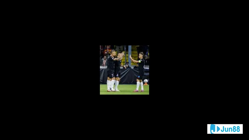 Cầu thủ Panathinaikos vượt qua cầu thủ G.A. Eagles trong trận đấu