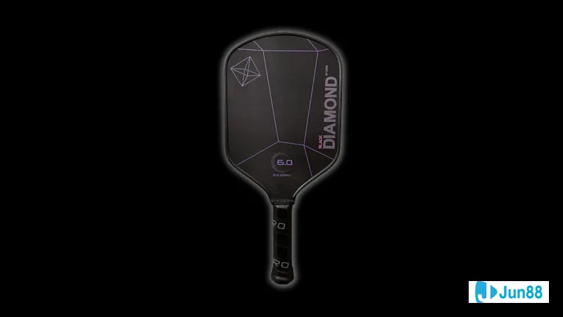 Cầu thủ Quần đảo Faroe chạy nhanh qua hậu vệ Montenegro để tạo ra cơ hội ghi bàn Cầu thủ Quần đảo Faroe chạy nhanh qua hậu vệ Montenegro để tạo ra cơ hội ghi bàn