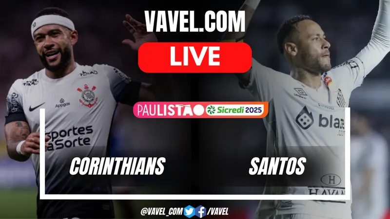 Cầu thủ Santos đi bóng qua cầu thủ Corinthians trên sân cỏ.
