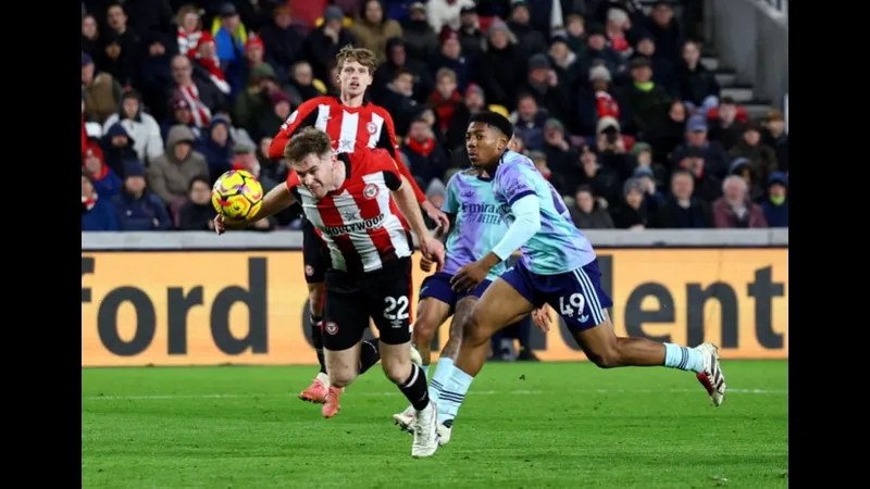 Cầu thủ Arsenal vượt qua phòng ngự của Brentford trong trận đấu Cầu thủ Arsenal vượt qua phòng ngự của Brentford trong trận đấu