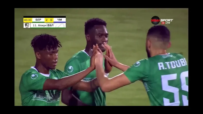 Cầu thủ đội Beroe đang tạo khoảng trống để tấn công trước hàng phòng ngự của đội Cherno…