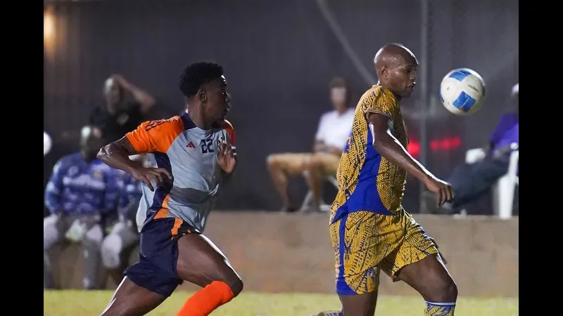 Hậu vệ của Prisin Service chặn đứng cú sút mạnh của cầu thủ từ Defence Force