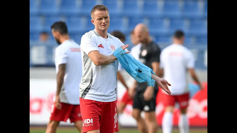 Một cầu thủ của đội Kasimpasa nỗ lực vượt qua sự chặn đứng của cầu thủ đối phương từ Genclerbirligi Một cầu thủ của đội Kasimpasa nỗ lực vượt qua sự chặn đứng của cầu thủ đối phương từ…