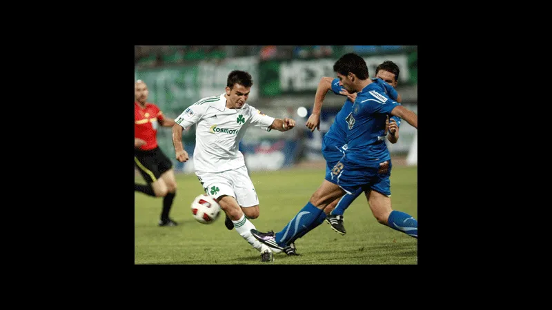 Một cầu thủ của đội Kavala đang chống đỡ sự áp đảo từ cầu thủ đối phương của Panathinaikos Một cầu thủ của đội Kavala đang chống đỡ sự áp đảo từ cầu thủ đối phương của Panathinaikos