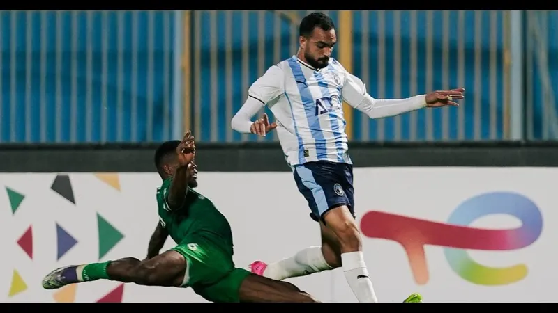 Một cầu thủ của đội Old Edwardians đang nỗ lực chống đỡ sức ép từ cầu thủ của đội Bhantal trong trận đấu bóng đá. Một cầu thủ của đội Old Edwardians đang nỗ lực chống đỡ sức ép từ cầu thủ của đội Bhantal…