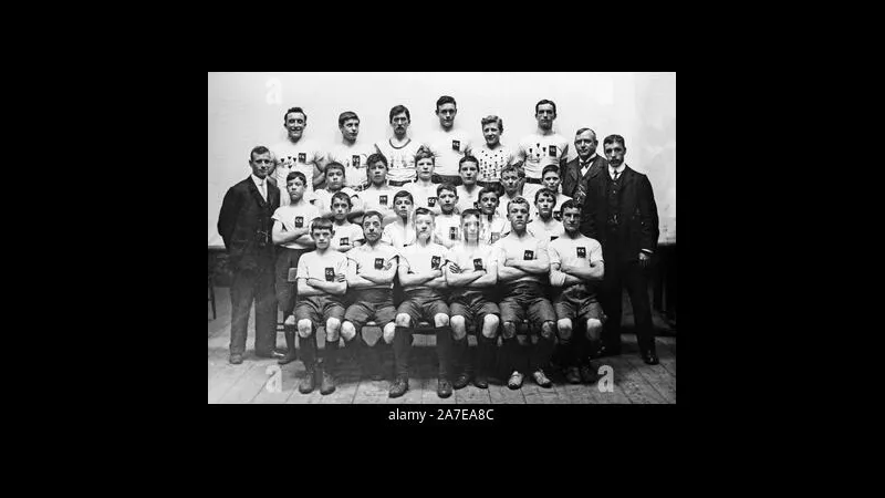 Cầu thủ của Old Edwardians vượt qua cầu thủ Bhantal trong trận đấu quyết liệt. Cầu thủ của Old Edwardians vượt qua cầu thủ Bhantal trong trận đấu quyết liệt.