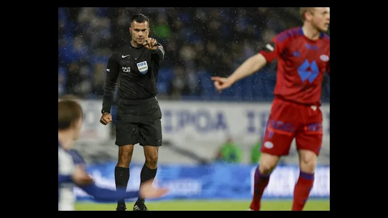 Cầu thủ Porto vượt qua phòng ngự của Malmo trong trận đấu Cầu thủ Porto vượt qua phòng ngự của Malmo trong trận đấu