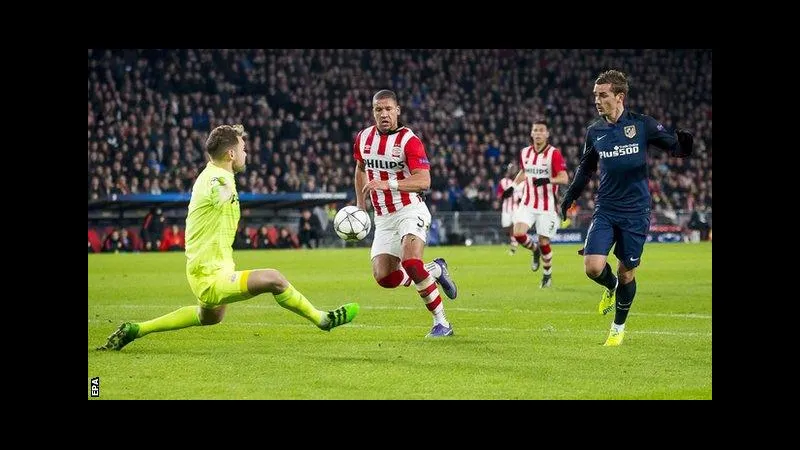 Cầu thủ PSV đang cố gắng giữ bóng trước sự áp đảo của cầu thủ Atletico Madrid