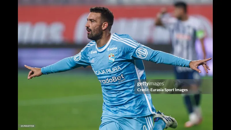 Cầu thủ của Sporting Cristal vượt qua cầu thủ của Alianza Lima trong trận đấu bóng đá