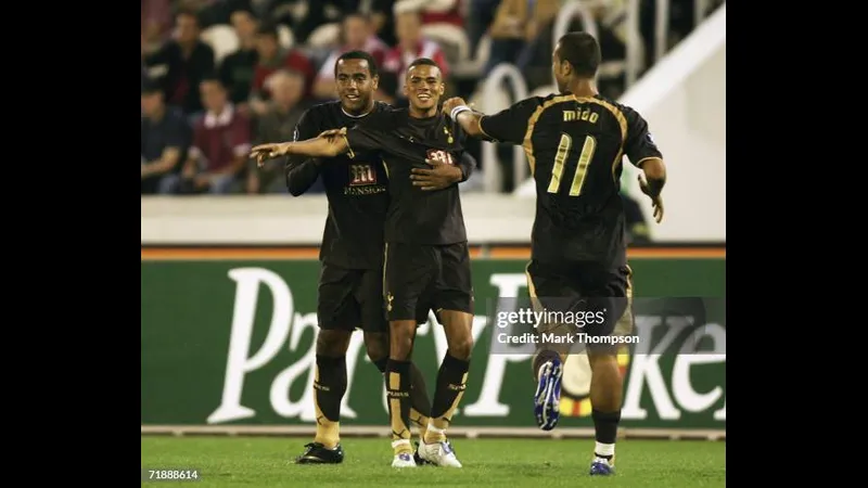 Cầu thủ Tottenham với chiếc áo màu trắng đang tranh chấp bóng với cầu thủ Slavia Prague trong trận đấu quyết liệt Cầu thủ Tottenham với chiếc áo màu trắng đang tranh chấp bóng với cầu thủ Slavia Prague…