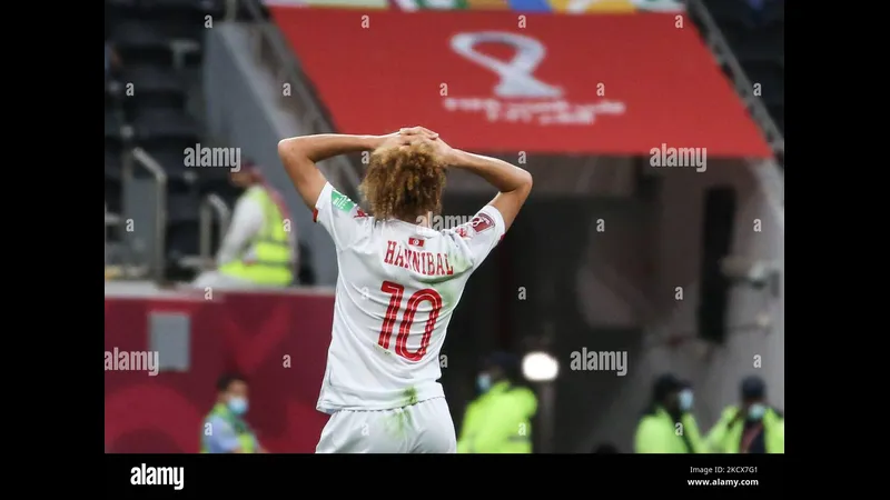 Cầu thủ Tunisia vượt qua cầu thủ Syria để tiến vào khu vực nguy hiểm