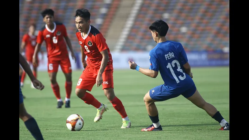 Cầu thủ U22 Philippines đang nỗ lực chiến đấu để giành lấy quả bóng trước sự áp đảo từ cầu thủ U22 Indonesia Cầu thủ U22 Philippines đang nỗ lực chiến đấu để giành lấy quả bóng trước sự áp đảo từ cầu…