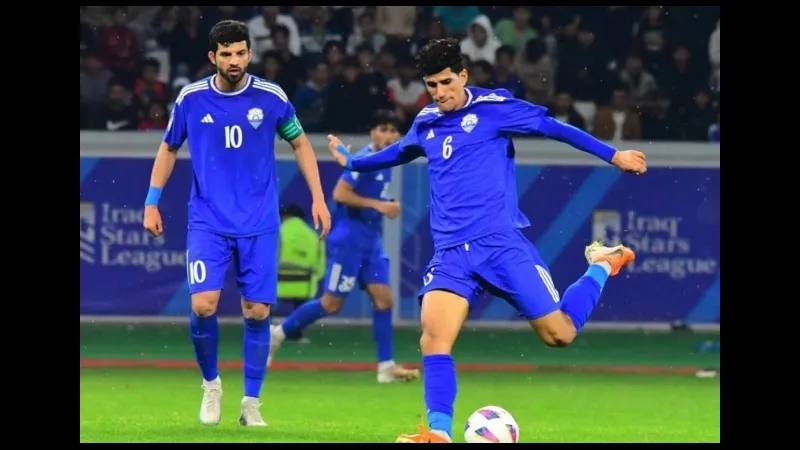 Cầu thủ Al Minaa băng qua hàng phòng ngự của Al Shorta Cầu thủ Al Minaa băng qua hàng phòng ngự của Al Shorta