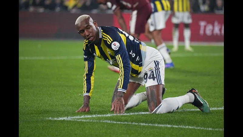 Cầu thủ FCSB và Fenerbahce tranh chấp bóng trên sân cỏ - Thông tin lực