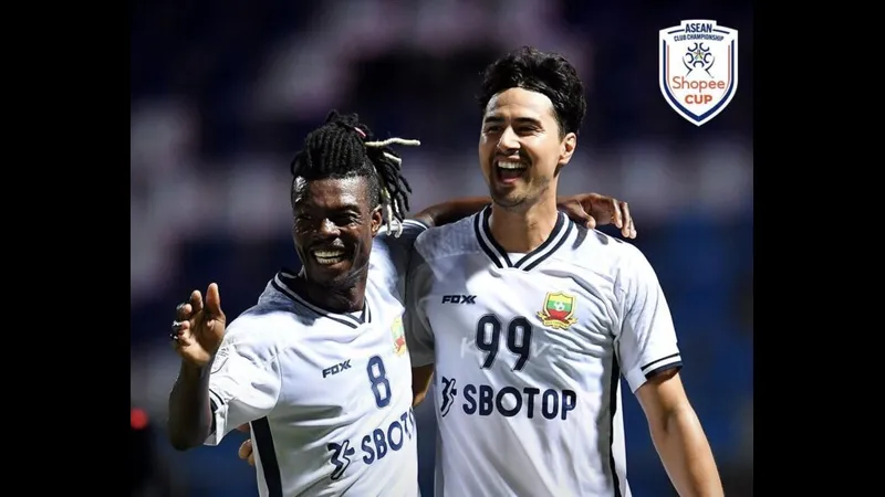 Cầu thủ Johor DT và Shan Utd tranh chấp quả bóng trên sân Cầu thủ Johor DT và Shan Utd tranh chấp quả bóng trên sân