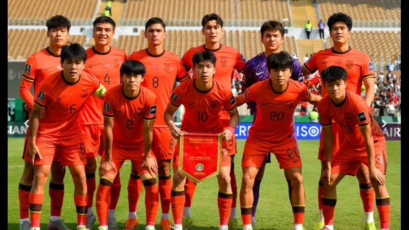 Cầu thủ U23 Trung Quốc đang tranh chấp bóng với cầu thủ U23 Nhật Bản Cầu thủ U23 Trung Quốc đang tranh chấp bóng với cầu thủ U23 Nhật Bản