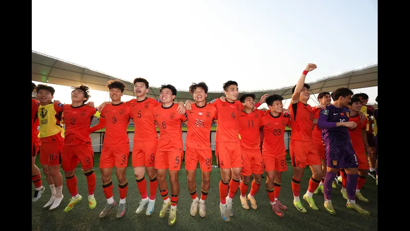 Cầu thủ U23 Trung Quốc sút bóng trong trận đấu với U23 Nhật Bản Cầu thủ U23 Trung Quốc sút bóng trong trận đấu với U23 Nhật Bản