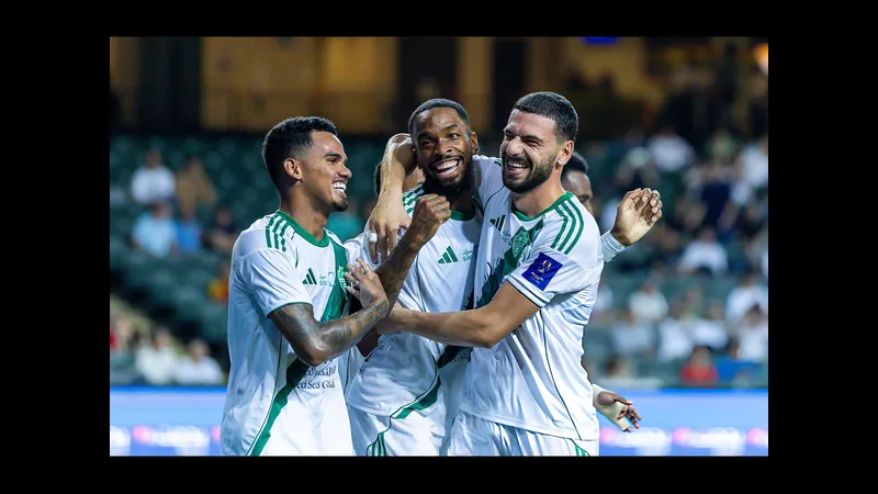 Cầu thủ Al Ahli SC và Al Najma đối diện trên sân cỏ Cầu thủ Al Ahli SC và Al Najma đối diện trên sân cỏ