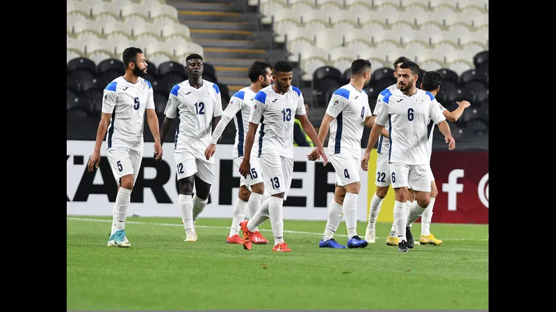 Cầu thủ Al Ahli SC và Al Najma tranh chấp trên sân cỏ Cầu thủ Al Ahli SC và Al Najma tranh chấp trên sân cỏ