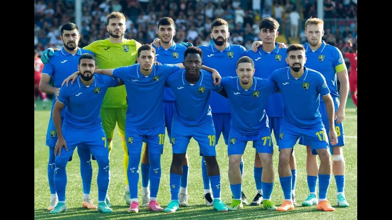 Cầu thủ Imisli FK và Kapaz tranh chấp quả bóng trên sân cỏ - Phong độ gần Cầu thủ Imisli FK và Kapaz tranh chấp quả bóng trên sân cỏ - Phong độ gần