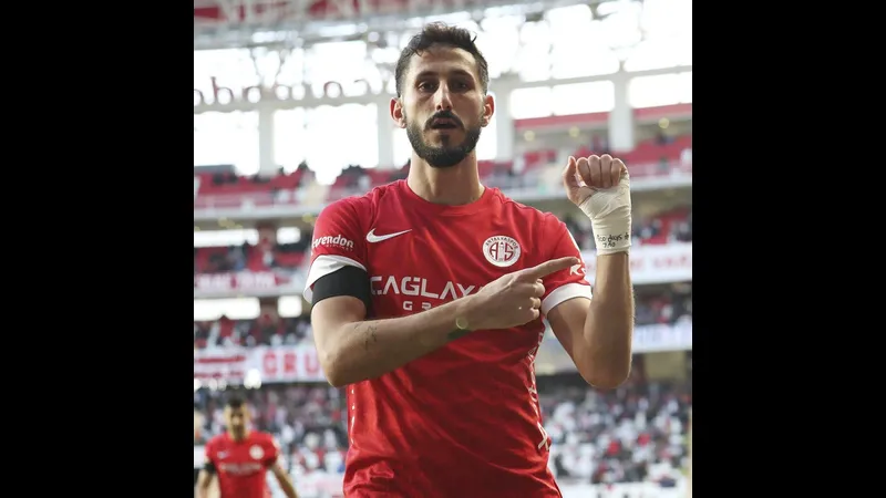 Cầu thủ Kayserispor và Antalyaspor đấu tranh gay gắt trên sân Cầu thủ Kayserispor và Antalyaspor đấu tranh gay gắt trên sân