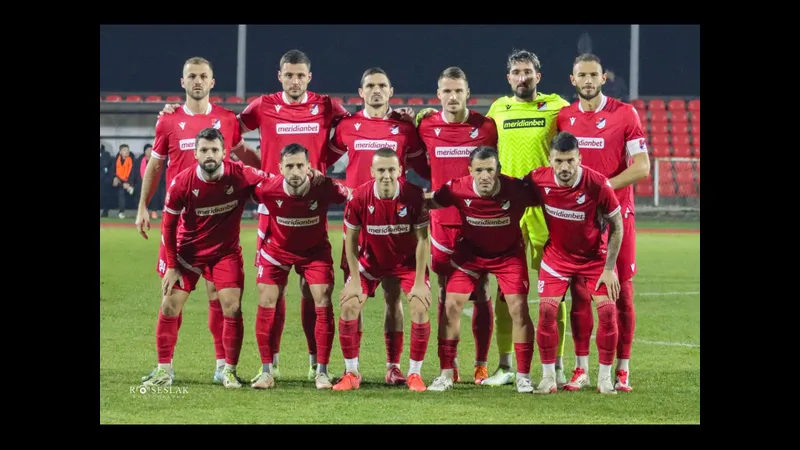 Cầu thủ Sloga Doboj và Tekstilac tranh chấp bóng trên sân