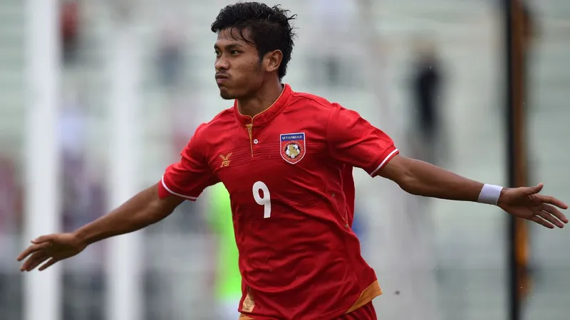 Cầu thủ Afghanistan và Myanmar tranh chấp quả bóng trên sân cỏ Cầu thủ Afghanistan và Myanmar tranh chấp quả bóng trên sân cỏ