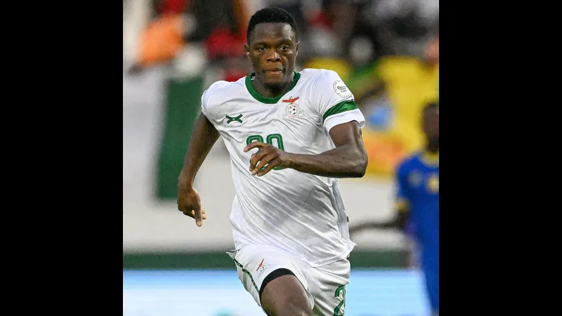 Cầu thủ Argentina và Zambia tranh chấp quả bóng trên sân Cầu thủ Argentina và Zambia tranh chấp quả bóng trên sân