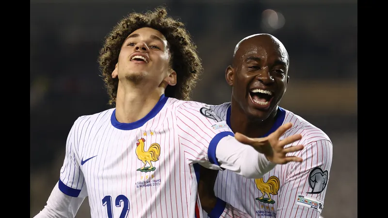 Cầu thủ Azerbaijan và Saint Lucia đang tranh chấp bóng trên sân Cầu thủ Azerbaijan và Saint Lucia đang tranh chấp bóng trên sân