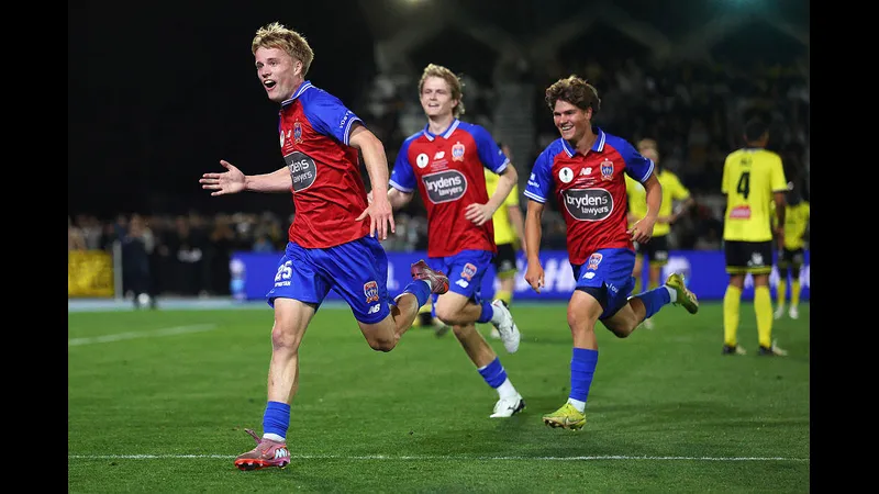 Cầu thủ Blue Eagles và Modbury Jets tranh chấp bóng trên sân cỏ Cầu thủ Blue Eagles và Modbury Jets tranh chấp bóng trên sân cỏ