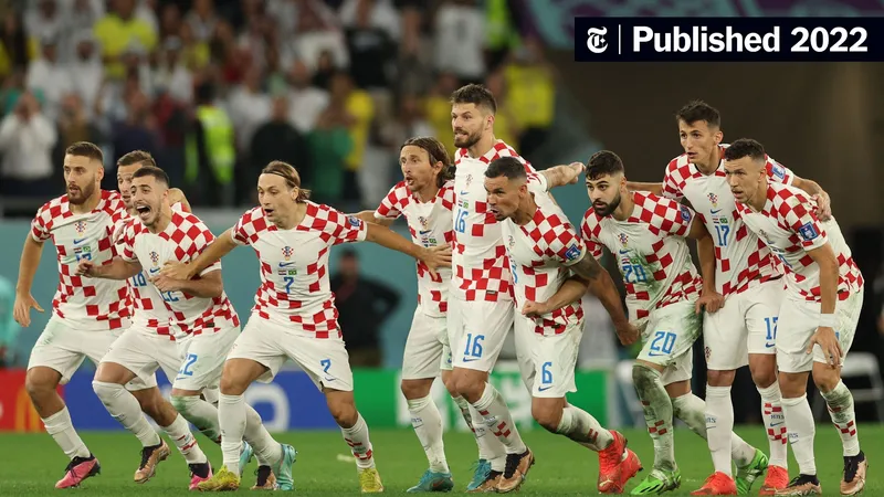 Cầu thủ Croatia nỗ lực chặn đường đi của cầu thủ Brazil