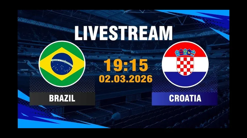 Cầu thủ Brazil và Croatia tranh chấp quả bóng trên sân cỏ