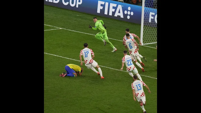 Cầu thủ Brazil và Croatia đua tranh gay gắt trên sân cỏ