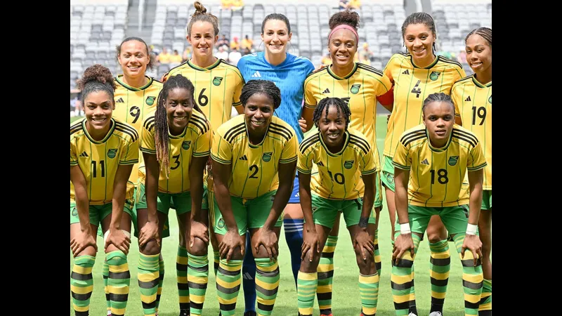 Cầu thủ Jamaica vừa thực hiện cú sút mạnh vào khung thành Congo Cầu thủ Jamaica vừa thực hiện cú sút mạnh vào khung thành Congo