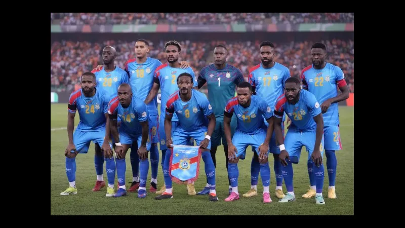 Cầu thủ Congo chạy nhanh với bóng trước Jamaica Cầu thủ Congo chạy nhanh với bóng trước Jamaica