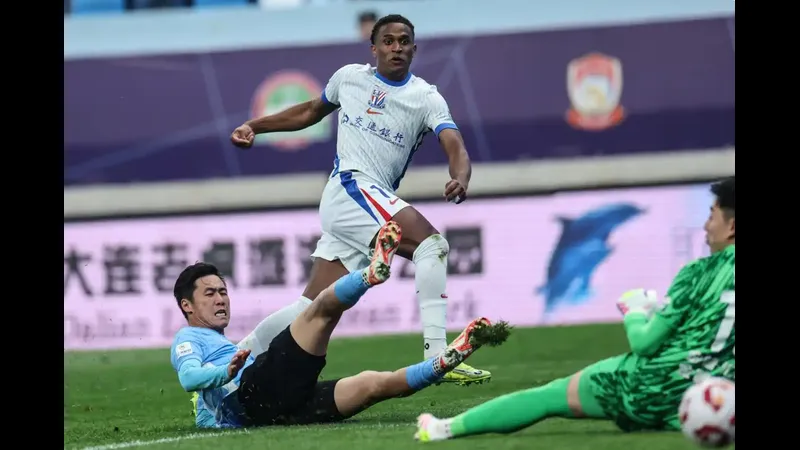 Cầu thủ Dalian Yingbo và Shanghai Port tranh chấp bóng trên sân Cầu thủ Dalian Yingbo và Shanghai Port tranh chấp bóng trên sân