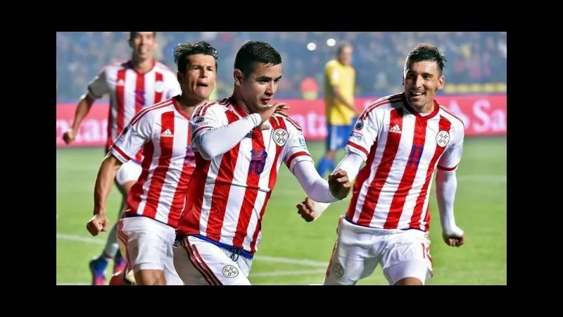 Cầu thủ Hy Lạp và Paraguay tranh chấp bóng trên sân