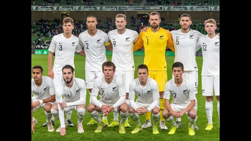 Cầu thủ New Zealand và Phần Lan đấu tranh gay gắt trên sân