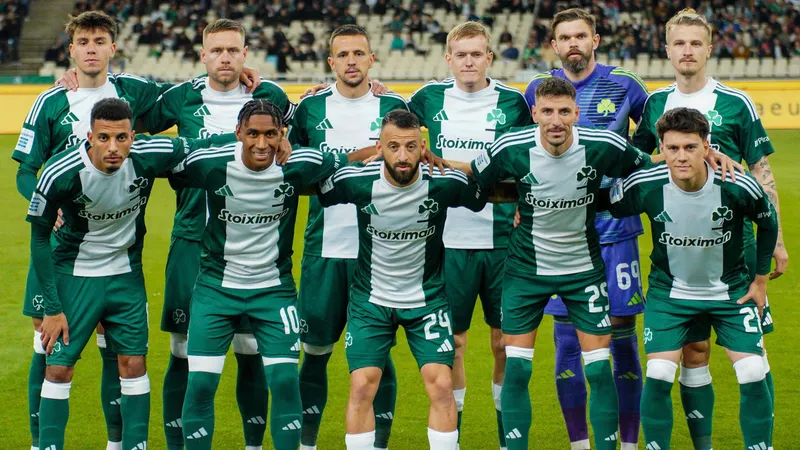 Real Betis và Panathinaikos tranh chấp bóng trước khung thành