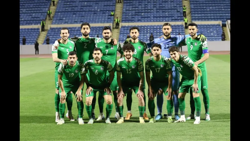 Cầu thủ Syria và Afghanistan tranh chấp bóng trên sân cỏ