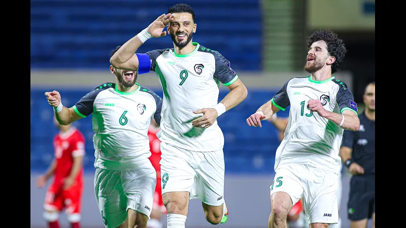 Cầu thủ Syria tấn công mạnh mẽ trước phòng ngự của Afghanistan