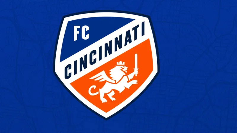Cầu thủ Tigres UANL và FC Cincinnati đuổi theo quả bóng trên sân cỏ