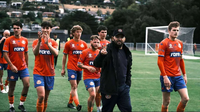 Cầu thủ Ulverstone và Riverside Olympic đua tranh quả bóng trên sân cỏ