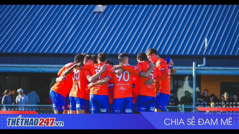 Cầu thủ Ulverstone và Riverside Olympic đối mặt trên sân cỏ