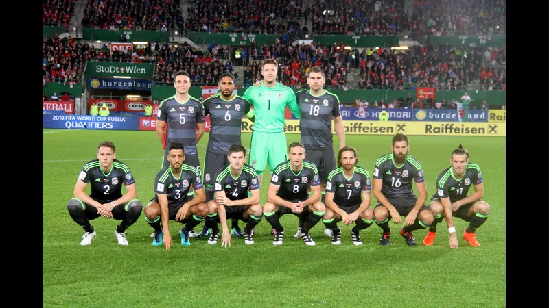 Cầu thủ Wales tập trung đá phạt góc trong trận đấu với Bosnia & Herzegovina Cầu thủ Wales tập trung đá phạt góc trong trận đấu với Bosnia & Herzegovina